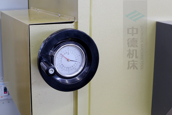 ZDG-640刀片間隙調(diào)節(jié)裝置，設(shè)置在機架前面，并有刻度顯示，調(diào)節(jié)方便.jpg