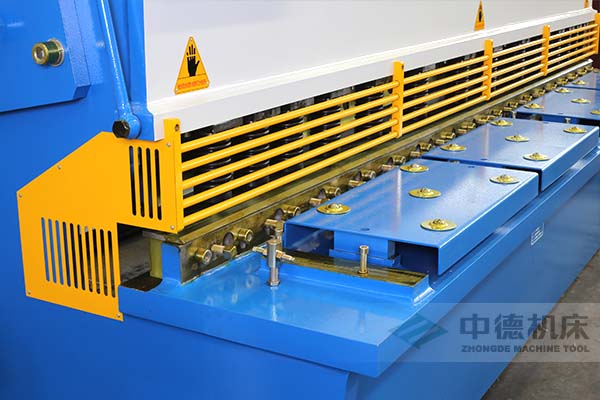 ZDS-1632剪板機進料口，安全防護，進料無阻，又能直接觀看到燈光對線的剪切位置.jpg