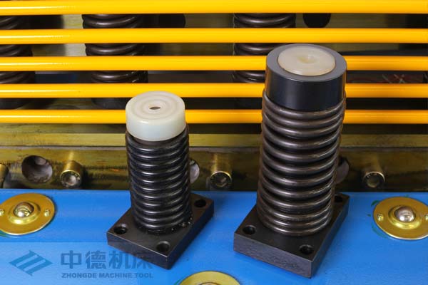 ZDS-1632采用高品質(zhì)壓料油缸，不滲油不會在板材表面留有油污.jpg